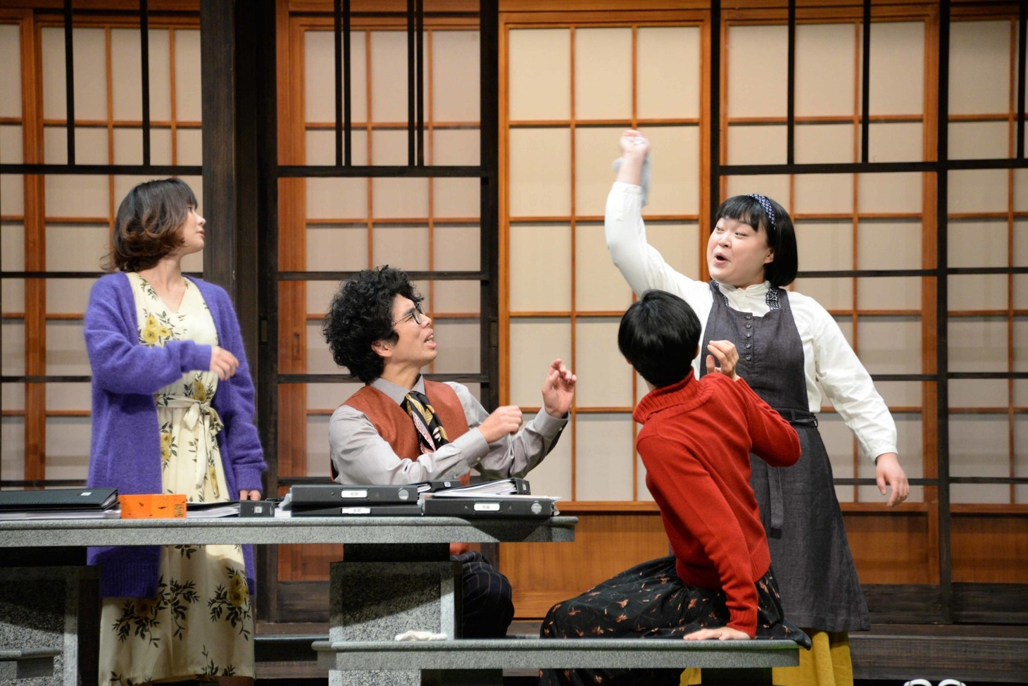 「誰か席に着いて」公開稽古のワンシーン。