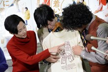 田辺誠一が手がけたグッズについて話す木村佳乃、田辺、片桐仁。