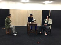 「『斜交』昭和40年のクロスロード」稽古場より。（撮影：池村隆司）
