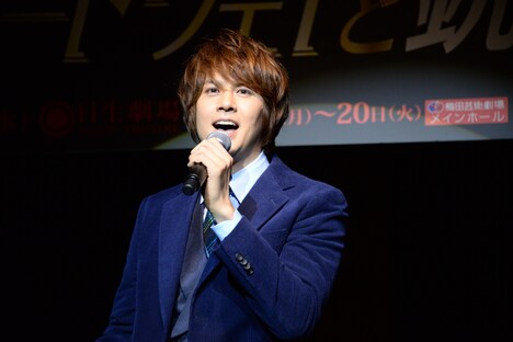 「I'm Sitting on Top of the World」を歌唱する浦井健治。