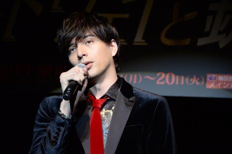 「Up a Lazy River」を歌唱する城田優。