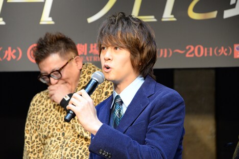 ミュージカル「ブロードウェイと銃弾」製作発表記者会見より。美輪明宏のモノマネを披露する浦井健治。