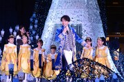 山崎育三郎と“ちびっ子ベル”たち。