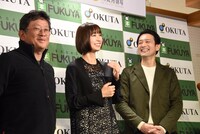 「～刑事・雪平夏見シリーズ～ 舞台『アンフェアな月』」製作発表より。左から秦建日子、篠田麻里子、飯田基祐。