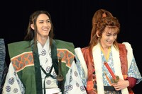 左から島左近役の古川毅（SUPER★DRAGON）、前田慶次役の鍵本輝（Lead）。