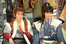 左から前田慶次役の鍵本輝、直江兼続役の猪野広樹。