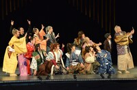 自撮りをするブラザートムと一同。