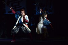 左から鍵本輝演じる前田慶次、猪野広樹演じる直江兼続。