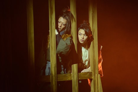 物陰から覗く中西次郎坊（早乙女友貴）と茂助（志村玲於 / SUPER★DRAGON）。