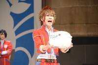 飛来する炊飯器を受け止めるひのひかり（田村升吾）。