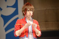 おにぎりを頬張るひのひかり（田村升吾）。