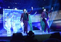 パラパラを踊る合鴨ブラザーズと一同。