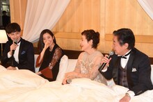 ミュージカル「リトル・ナイト・ミュージック」製作発表会見より、IKEAのベッドに入った状態で挨拶するキャスト陣。左からウエンツ瑛士、蓮佛美沙子、大竹しのぶ、風間杜夫。