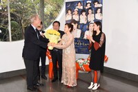 ミュージカル「リトル・ナイト・ミュージック」製作発表会見より。スウェーデン大使からの花束贈呈。