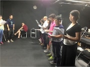 渡辺源四郎商店とおきなわ芸術文化の箱による稽古風景。