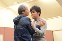 左から入江雅人、三浦貴大。