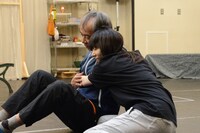 奥から入江雅人、平岩紙。