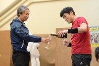 左から入江雅人、高嶋政宏。