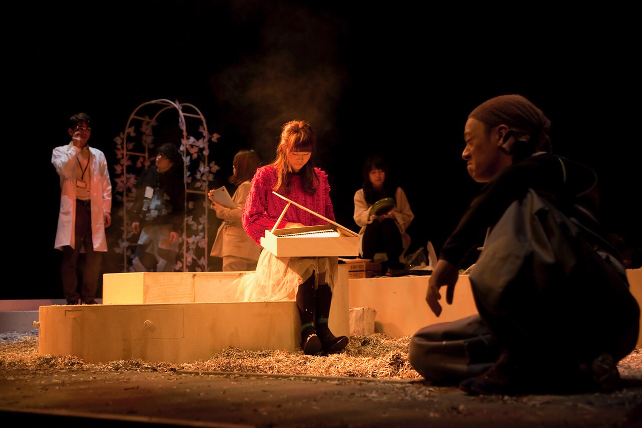 記憶をめぐる、万能グローブガラパゴスダイナモス「ハダシの足音」開幕