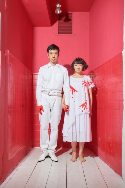 カオルノグチ現代演技「演劇部のキャリー」ビジュアル。左からオクイシュージ、野口かおる。