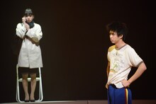 左から宮崎香蓮演じる田名部瑞月、鈴木勝大演じる神谷光太郎。