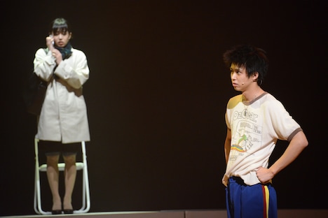 左から宮崎香蓮演じる田名部瑞月、鈴木勝大演じる神谷光太郎。