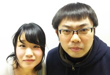 左から鈴木朝代、堀靖明。