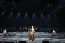 「劇団☆新感線『髑髏城の七人』Season月」“上弦の月”の公演より。(c)2017『髑髏城の七人』月／TBS・ヴィレッヂ・劇団☆新感線（撮影：田中亜紀）