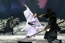 「劇団☆新感線『髑髏城の七人』Season月」“上弦の月”の公演より。(c)2017『髑髏城の七人』月／TBS・ヴィレッヂ・劇団☆新感線（撮影：田中亜紀）