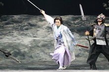 「劇団☆新感線『髑髏城の七人』Season月」“下弦の月”の公演より。(c)2017『髑髏城の七人』月／TBS・ヴィレッヂ・劇団☆新感線（撮影：田中亜紀）