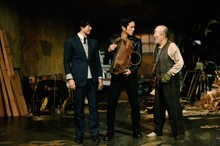 世田谷パブリックシアター「管理人」より。左から忍成修吾、溝端淳平、温水洋一。（撮影：細野晋司）