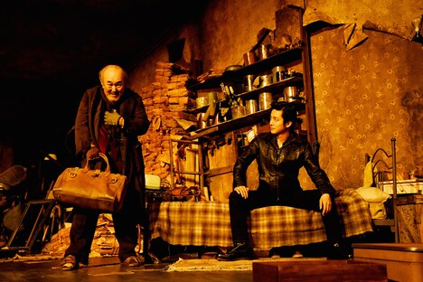 世田谷パブリックシアター「管理人」より。左から温水洋一、溝端淳平。（撮影：細野晋司）