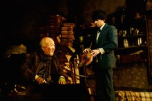 世田谷パブリックシアター「管理人」より。左から温水洋一、忍成修吾。（撮影：細野晋司）