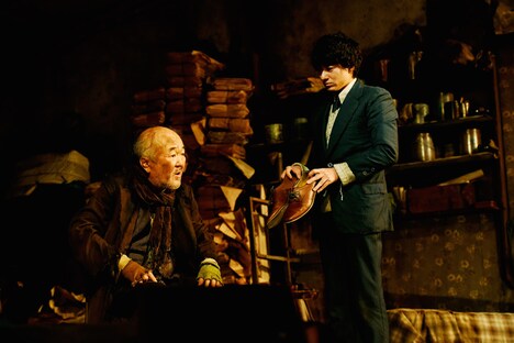 世田谷パブリックシアター「管理人」より。左から温水洋一、忍成修吾。（撮影：細野晋司）