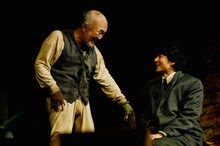 世田谷パブリックシアター「管理人」より。左から温水洋一、忍成修吾。（撮影：細野晋司）