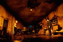 世田谷パブリックシアター「管理人」より。左から温水洋一、忍成修吾。（撮影：細野晋司）