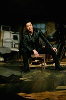 世田谷パブリックシアター「管理人」より。溝端淳平。（撮影：細野晋司）