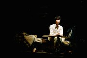 世田谷パブリックシアター「管理人」より。忍成修吾。（撮影：細野晋司）