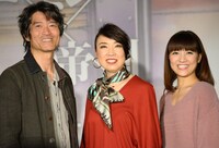 左から寺脇康文、松任谷由実、宮澤佐江。