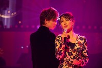 WOWOWプライム「WOWOWオリジナルミュージカルコメディ 福田雄一×井上芳雄『グリーン＆ブラックス』」#9より。左から柿澤勇人、濱田めぐみ。