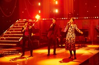 WOWOWプライム「WOWOWオリジナルミュージカルコメディ 福田雄一×井上芳雄『グリーン＆ブラックス』」#9より。左から中川晃教、井上芳雄、濱田めぐみ。