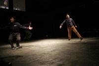 2017年3月に大阪・クリエイティブセンター大阪 ブラックチェンバーで上演された「曖昧な犬」より。