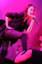 「知念里奈 20th Anniversary Memorial Concert」より。