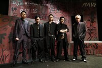 左から伊崎央登、二葉勇、松本大志、堂本翔平、モロ師岡。