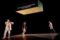 チェルフィッチュ「『三月の5日間』リクリエーション」より。（撮影：前澤秀登）