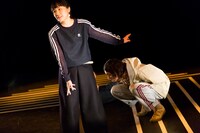 チェルフィッチュ「『三月の5日間』リクリエーション」より。（撮影：前澤秀登）