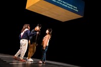 チェルフィッチュ「『三月の5日間』リクリエーション」より。（撮影：前澤秀登）