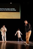 チェルフィッチュ「『三月の5日間』リクリエーション」より。（撮影：前澤秀登）