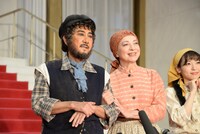 “今年2017年の漢字”を聞かれ、一緒に「愛」と答える市村正親と鳳蘭。