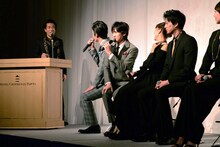 岸谷五朗の椅子に2人で座る植原卓也、水田航生（中央）。